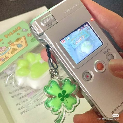 Aesthetic Flip Phone, Japan Nostalgia, Flip Phone Aesthetic, Nintendo Aesthetic, Y2k Japan, Flip Camera, City Japan, Animal Crossing New Leaf, Cute Camera