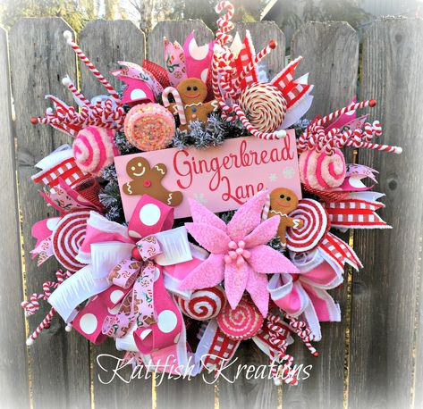 Pink And Red Christmas, Wreath Business, October Festival, Christmas Candy Land, Gingerbread Wreath, Candy Decor, Gingerbread Christmas Tree, Candy Wreath, Holiday Wreaths Diy