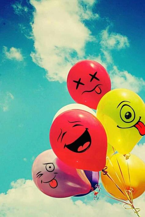 this is not my photo.... but I do write and draw on balloons @Katie Olsen!!!! Lach Smiley, Happy Balloons, Love Balloon, Chill Vibes, Foto Art, Balloon Art, Jolie Photo, Just Smile, Air Balloon