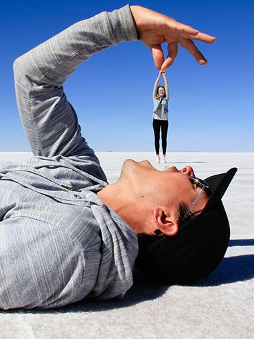 Photo Illusion, Trucage Photo, Bolivian Salt Flats, Strand Foto's, Forced Perspective Photography, Perspective Pictures, Illusion Photography, Illusion Photos, Perspective Photos