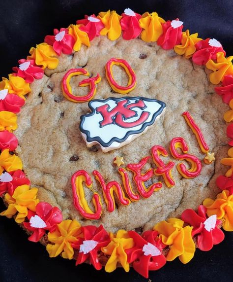 Super Bowl Message Cookie, Kc Chiefs Cookie Cake, Chiefs Super Bowl Desserts, Kc Chiefs Desserts, Cakes For Superbowl, Chiefs Cookie Cake, Chiefs Party Ideas, Superbowl Cookie Cake, Chiefs Cupcakes