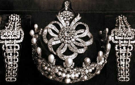 The Crown Jewels You Have Never Seen - The New York Times Italian Crown, Diamond Diadem, Historic Jewelry, Crown Decor, Royal Crown Jewels, Bulgari Jewelry, Magnificent Jewels, Tiaras Jewellery, Royal Flush