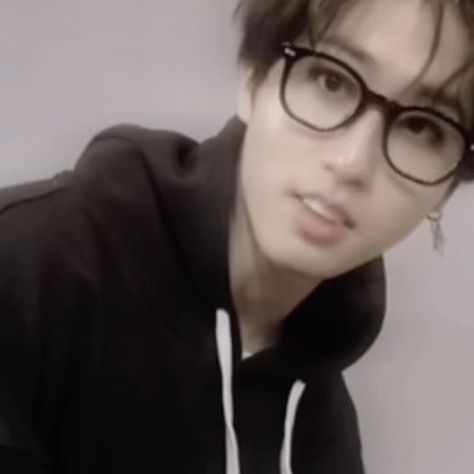 Han Jisung Glasses, Han Glasses, Chang Bin, Pop Icons, Smooth Operator, Wearing Glasses, Han Jisung, Glasses Frames, Stray Kids