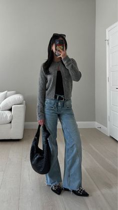 Jeans And Cardigan Outfit Work, Chic Daily Outfit, Seoul Outfits, Chic Dinner Outfit, Black Cardigan Outfit, Outfits With Grey Cardigan, Cardigan Outfit Aesthetic, Casual Dinner Outfits, Cardigan Fall Outfit