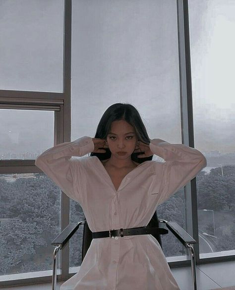 Jennie White, Glamour Photo, Vintage Icons, Jennie Kim Blackpink, Black Pink Dance Practice, Brown Aesthetic, Glamour Fashion, Photo Set, Vintage Pictures