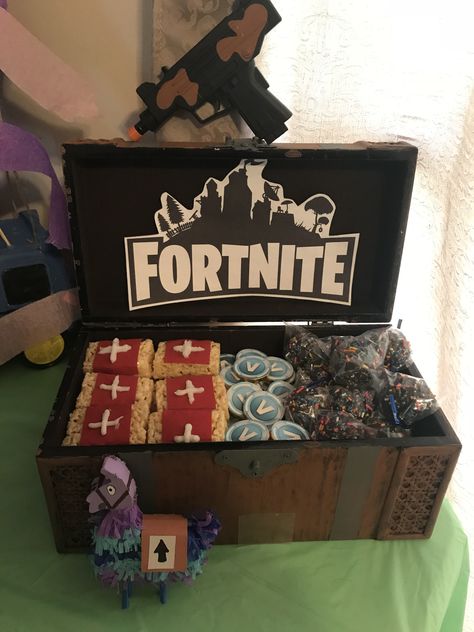 Fortnite Fortnite Gift Ideas, Fortnite Crafts, Game Surprise, Evil Queen Quotes, Fortnight Birthday, Fortnite Ideas, Balloon Tree, Fortnite Birthday, 11th Birthday