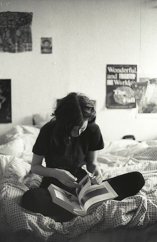 People Reading, Book Room, White Books, Lukisan Cat Air, Foto Vintage, Woman Reading, Reading A Book, Black White Photos, 인물 사진