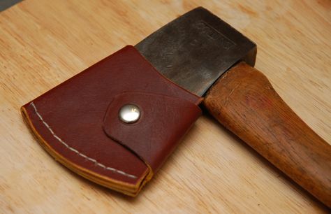 http://somanyhobbies.wordpress.com/2013/12/ Diy Leather Sheath, Hatchet Sheath, Diy Leather Projects, Leather Diy Crafts, Leather Belt Bag, Sewing Leather, Leather Projects, Leather Pattern, Leather Diy