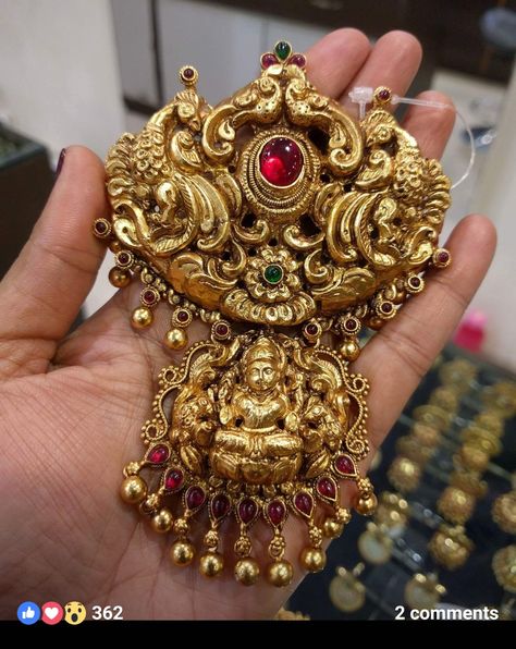 Saved by radha reddy garisa Antique Gold Pendant, Wedding Jewelry Sets Bridal Jewellery, Gold Temple Jewellery, Antique Necklaces Design, Antique Gold Jewelry Indian, Gold Jewelry Simple Necklace, Antique Jewellery Designs, Gold Necklace Indian Bridal Jewelry, Antique Bridal Jewelry