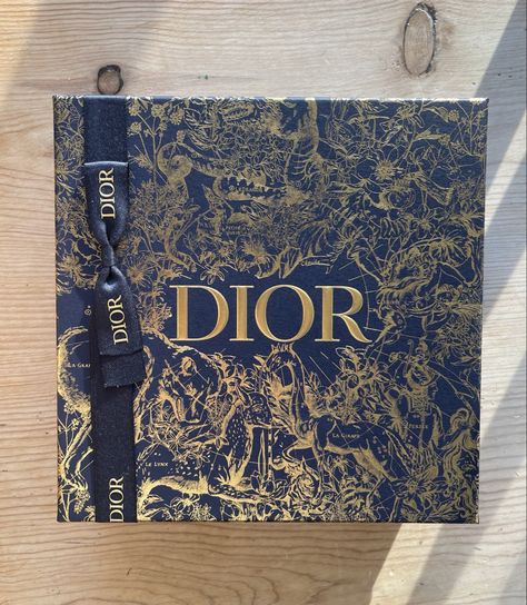 Luxury Christmas Packaging, Box Packaging Design Luxury, White And Gold Packaging, Royal Packaging, Packaging Luxe, Dior Packaging, Diy Doll Suitcase, Dior Christmas, Box Bag Packaging