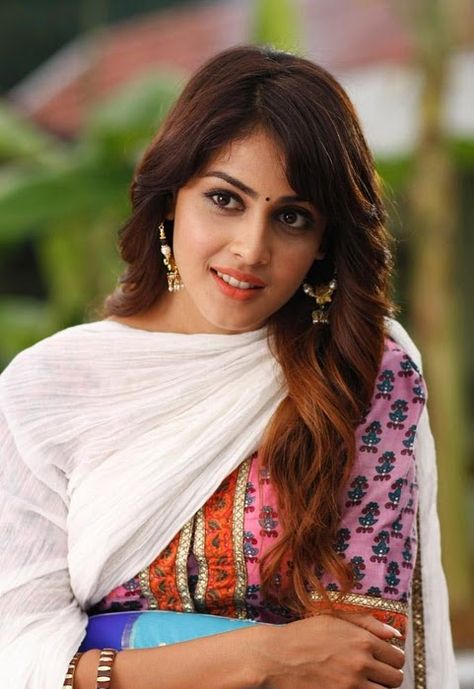 Genelia D'Souza Genelia D'souza, Salwar Kamiz, Indian Woman, Indian Bollywood, Bollywood Girls, Desi Beauty, Image Hd, Iphone Background, Long Hair