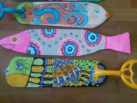 Painted Fan Blades, Ceiling Fan Crafts, Fan Blade Art, Ceiling Fan Art, Dragonfly Yard Art, Down Ceiling, Ceiling Fan Parts, Painted Fish, Keep It Going