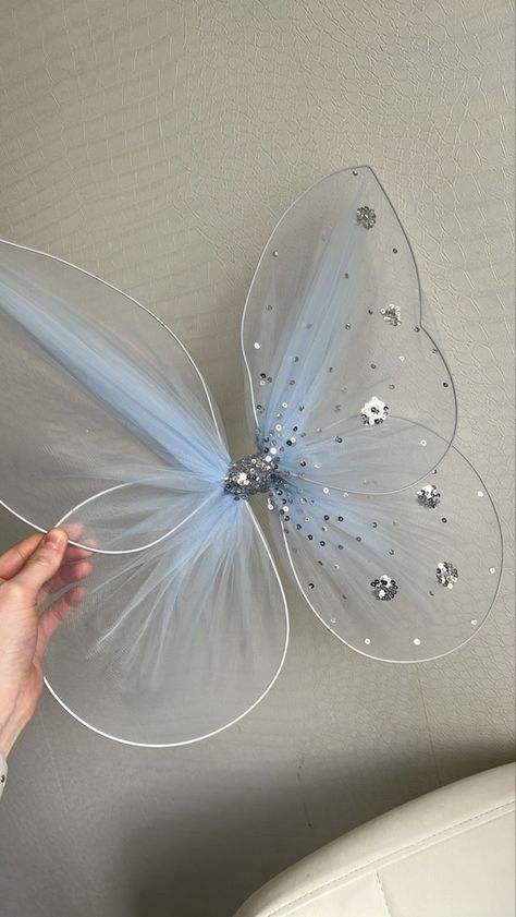 Diy Fairy Wings With Tulle, Diy Fairy Wings Easy, Make Butterfly Wings, Fabric Fairy Wings, Diy Butterfly Wings, Butterfly Wings Diy, Fairy Birthday Themes, Wings Diy, Butterfly Wings Costume