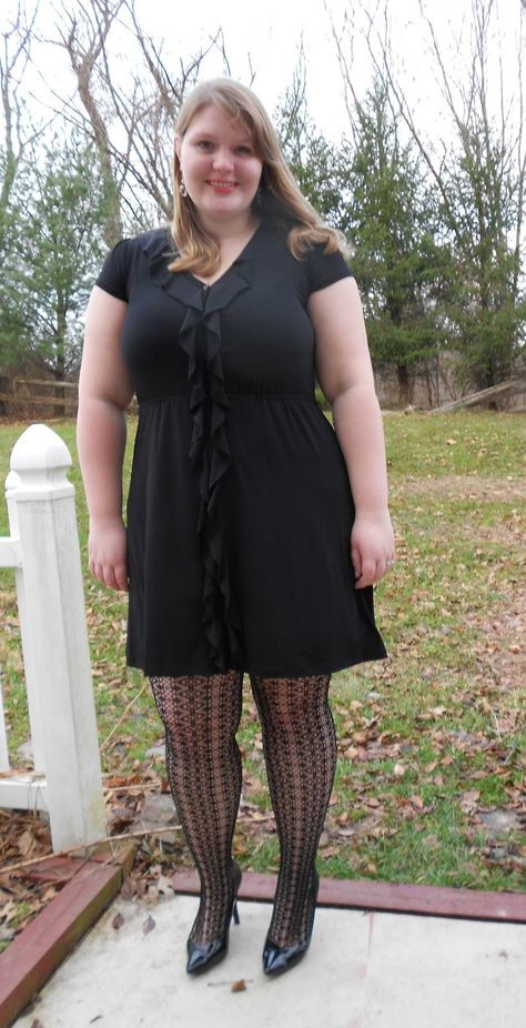 Plus Size Pantyhose Outfit, Fashion Mistakes Woman, Pantyhose Outfit, Tights Outfits, Outfit Mujer, Patterned Tights, Fashion Mistakes, Style Mistakes, 10 Pounds