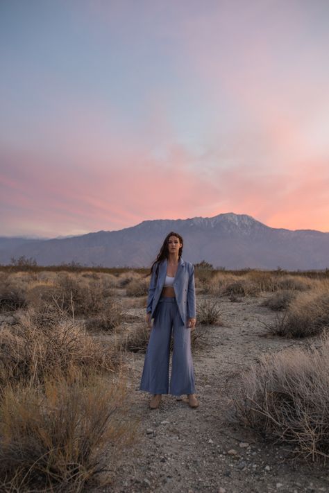 Editorial sunset fashion photography Field Shoot Fashion Editorials, Desert Sunset Photoshoot, Sunset Fashion Photography, Outdoor Editorial Shoot, Mountain Editorial, Mountain Photoshoot Ideas, Nature Fashion Photography, Creative Editorial Photography, Desert Fashion Shoot