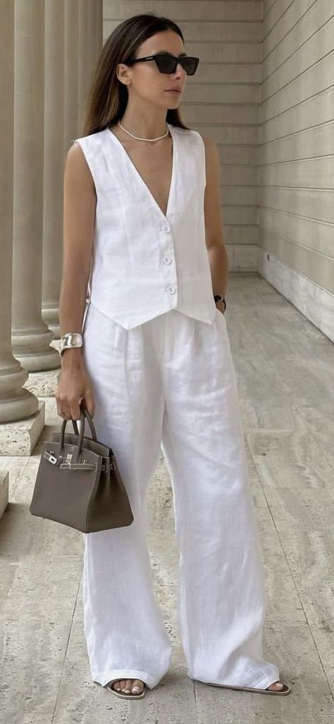 Street Style 2023, Vest Outfits For Women, Linen Style Fashion, Tailored Clothes, Style 2023, Summer Work Outfits, Minimal Outfit, Looks Street Style, Fashionista Clothes