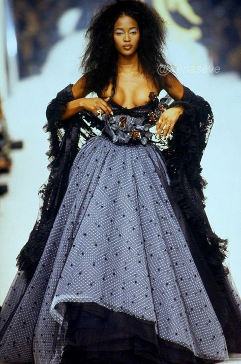 vivienne westwood, vintage vivienne westwood, naomi campbell, 90s supermodels Punk Mode, Vivienne Westwood Fashion, Mode Punk, 90s Runway Fashion, Runway Fashion Couture, Vintage Runway, Runway Outfits, The Vivienne, Naomi Campbell