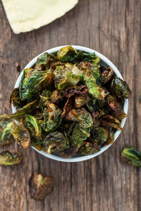 SOUTHWESTERN BRUSSELS SPROUTS CHIPS Brussel Sprout Chips, Low Carb Veggies, Yummy Healthy Snacks, Healthy Work Snacks, Good Healthy Snacks, Snacks For Work, Nut Free, Low Calorie Recipes, Plant Based Diet