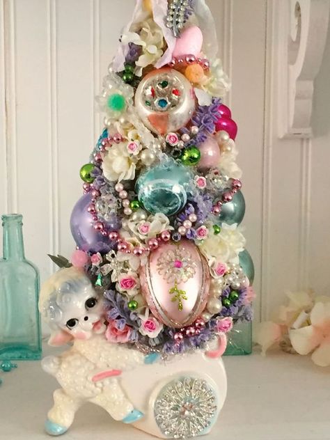 A little Easter Inspiration for you photo via Pinterest Easter Things, Easter Vintage, Retro Christmas Decorations, Nostalgic Christmas, Easter Lamb, Easter Craft Decorations, Bottle Brush Tree, Easter Items, Easter Tree Decorations