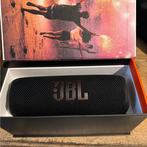 Jbl flip 6 new open box Jbl Flip 6, Open Box, Closet