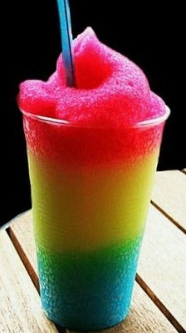 Rainbow Slushie, Slushies Aesthetic, Icee Slushie, Ice Gola, Rainbow Drinks, Chicken And Chips, Colorful Desserts, Candy Drinks, Colorful Drinks