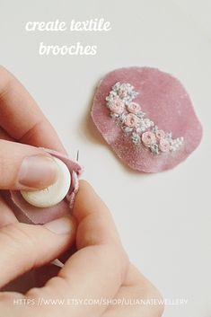 Textile Brooch, Felt Accessories, Embroidery Accessories, Girls Hair Bows Diy, Miniature Embroidery, Ribbon Embroidery Tutorial, Fabric Flower Brooch, Hand Embroidery Patterns Flowers, Hand Embroidery Flowers