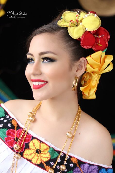 Tabasqueña sesión de fotos Shooting Mariachi Hairstyles, Folklorico Poses, Princess Photo Shoot, Mexican Hairstyles, Aztec Culture, Mexican Fashion, Mexican Outfit, Princess Photo, Pin Up Model