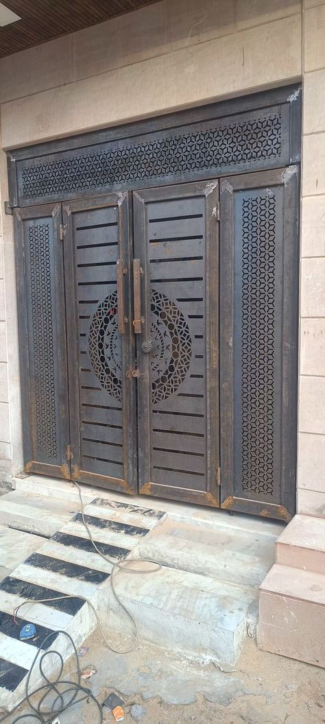 Steel Grill Design, Modern Main Gate Designs, House Main Gates Design, Metal Doors Design, Steel Door Design, Balcony Grill, Steel Gate Design, Balcony Grill Design, Steel Gate