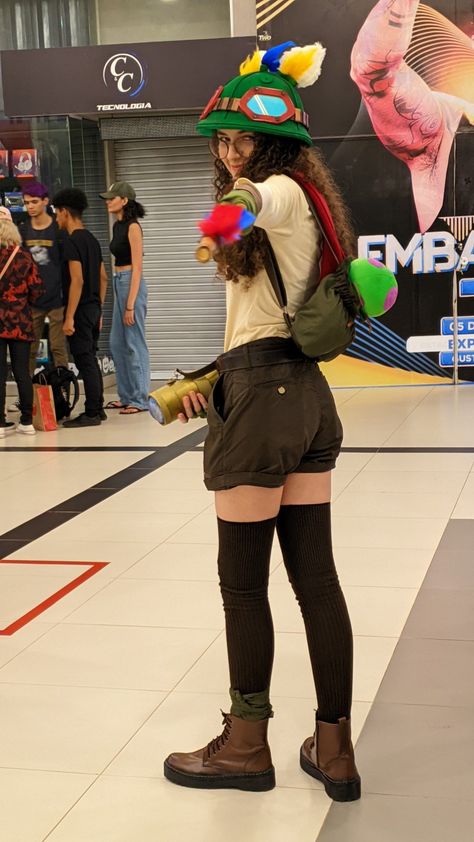 Cosplay do Teemo de League of Legends League Cosplay, Cosplay Lol, League Of Legends Cosplay, Cosplay League Of Legends, Spooky Szn, Cosplay Ideas, Anime Cosplay, Vaseline, Halloween Outfits