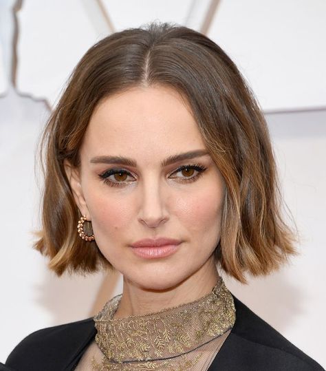 31 of the Best Oscars Beauty Looks Carré court ondulé - Natalie Portman Red Head Short Hair Haircuts, Contour Bob, Haircut 2020, Golden Brunette, Makeup Looks For Green Eyes, Photo Cinema, Bold Makeup Looks, Edgy Haircuts, Beauty Looks