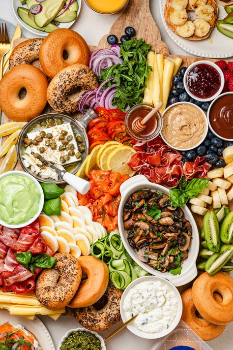 Bagel Charcuterie Board Ideas, Charcuterie Board Gluten Free, Bagel Charcuterie Board, Bagel Wall, Bagel Party, Bagel Board, Breakfast Brunch Party, Bagel Spread, Gluten Free Brunch