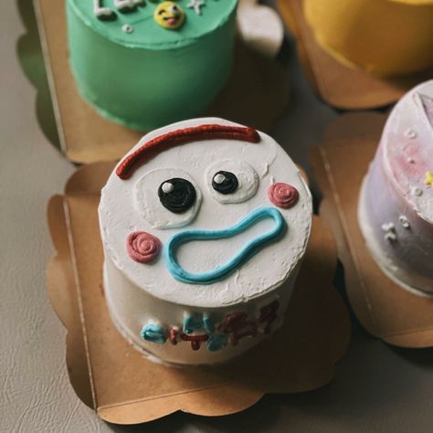 Cake Dino, Korean Pastry, Korea Cake, Bento Kids, Ugly Cakes, Tiny Cakes, Mini Cakes Birthday, Bento Cake, Creative Gifts For Boyfriend