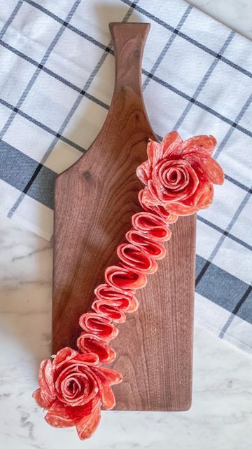 Meat Flowers, Charcuterie Appetizers, Charcuterie Board Meats, Plateau Charcuterie, Decorações Com Comidas, Catering Ideas Food, Charcuterie Inspiration, Charcuterie Platter, Charcuterie Cheese