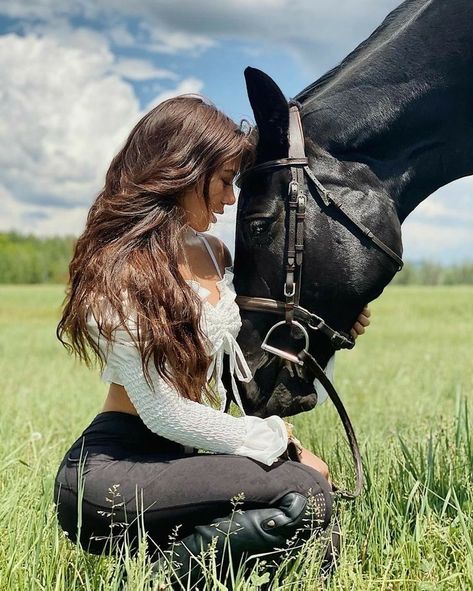 Riding Outfit Equestrian, Horse Photoshoot Ideas, Cowgirl Photoshoot, Horse Photography Poses, Foto Cowgirl, Pictures With Horses, Horseback Riding Outfits, Horse Photographer, Equestrian Aesthetic