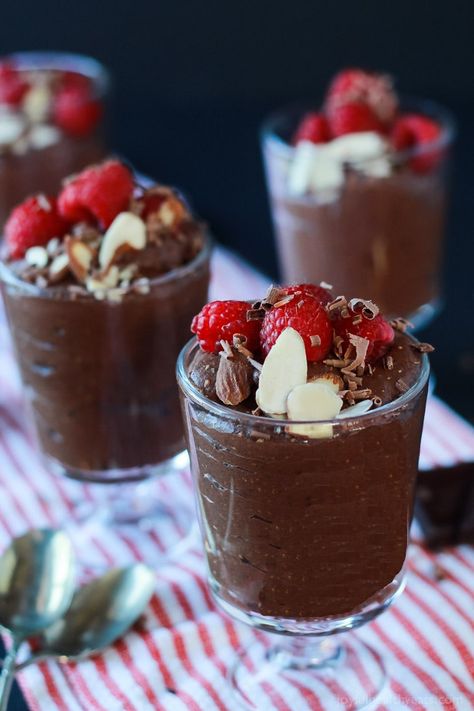 Desserts Coconut, Chocolate Chia Pudding Recipes, Healthy Chocolate Pudding, Healthy Pudding, Healthy Dark Chocolate, Pudding Chia, Chocolate Chia Pudding, Coconut Milk Recipes, Chia Pudding Recipes