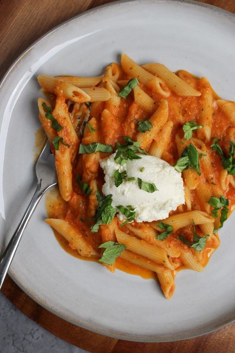 This 30 minute roasted tomato, garlic, and ricotta pasta is the perfect weeknight dinner when you’re craving comfort food with fresh flavor. Roasted Tomato And Garlic Ricotta Pasta, Fresh Tomato Pasta, Group Food, Comfort Dinner, Ricotta Pasta, Making Pasta, Garlic Pasta, Pasta Pasta, Spinach Pasta