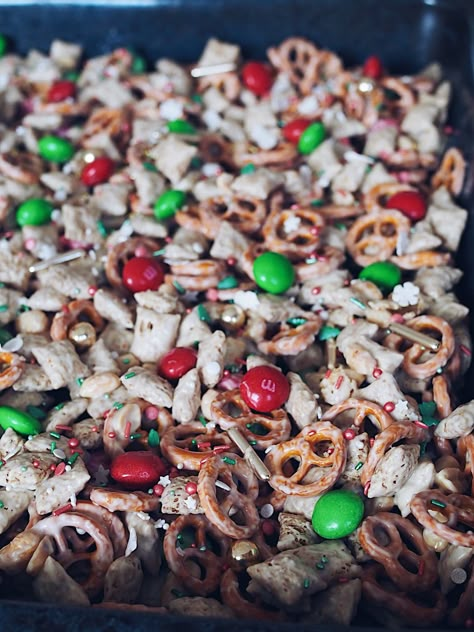 Ihr sucht nach Leckereien für die Weihnachtsfeiertage oder eine Christmas Party? Rezepte für feinen Eggnog und knuspriges Christmas Crunch gibt es hier! Christmas Crunch Rezept, Marry Kotter, Ritz Cracker Toffee, Chex Mix Christmas, Christmas Cookies Kids, Christmas Crunch, Christmas Salad Recipes, Homemade Toffee, Puppy Chow Recipes