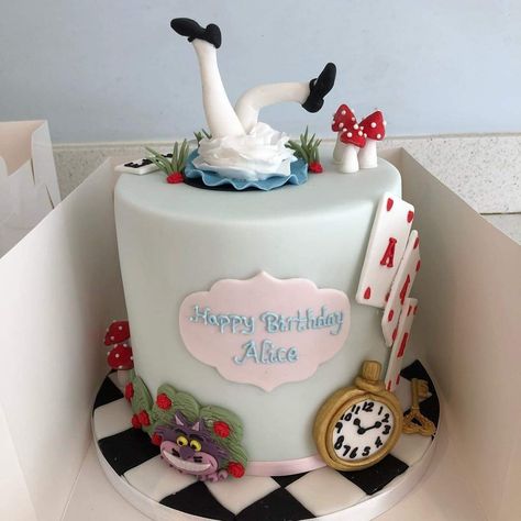 Cheshire Cat Cake, Alice In Wonderland Cake, Halloween Themed Birthday Party, Alice In Wonderland Tea Party Birthday, Fairy Garden Birthday Party, Onederland Birthday Party, Alice In Wonderland Cakes, Alice Tea Party, Alice In Wonderland Birthday