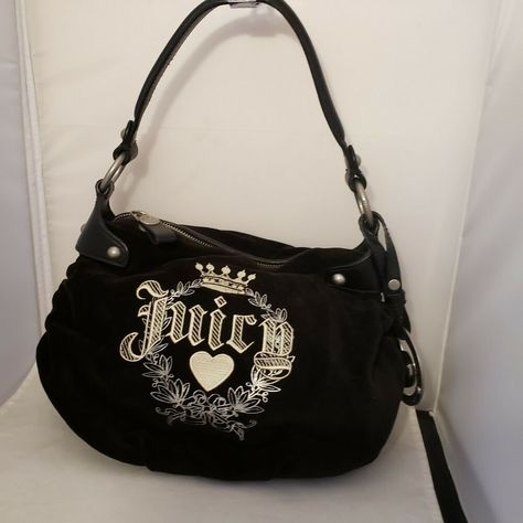 Juicy Couture Womens Black Velour Purse Medium Heart Born In Glamorous USA #JuicyCouture #handbag Cute Black Purse, Purses Y2k, Silver Bag, Velvet Purse, Leather Clutch Wallet, Silver Bags, Couture Handbags, Handbags Affordable, Luxury Purses