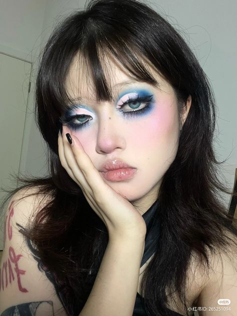 Polka Dot Makeup, Duochrome Makeup, Jellyfish Makeup, Unapproachable Makeup, Funky Makeup, Makeup To Try, Graphic Makeup, Rave Makeup, Work Makeup