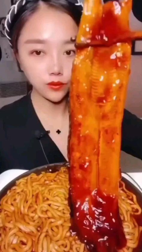 Chili Noodles, Chinese Dessert Recipes, Mukbang Food, Noodles Chicken, Food Spicy, Chili Chili, Satisfying Eats, Food Asmr, Asmr Mukbang