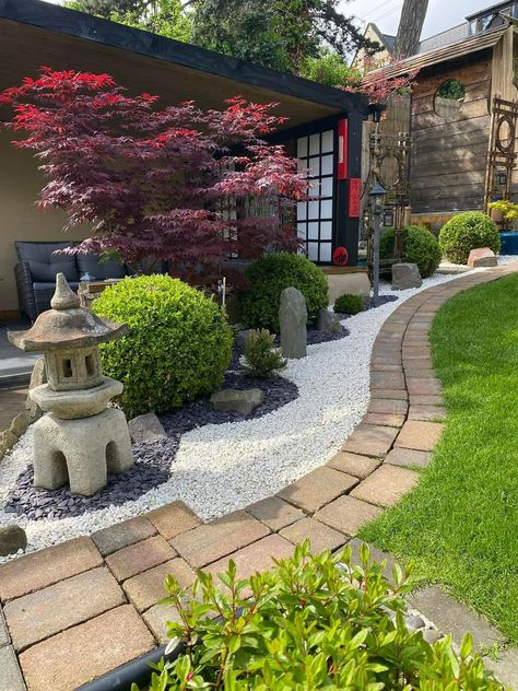 Easy Japanese Garden Ideas, Modern Zen Backyard, Japanese Garden Walkway, Japanese Inspired Front Yard, Japanese Plants Outdoor, Japanese Garden Inspiration, Zen Front Yard, Asian Garden Backyard, Small Japanese Garden Diy