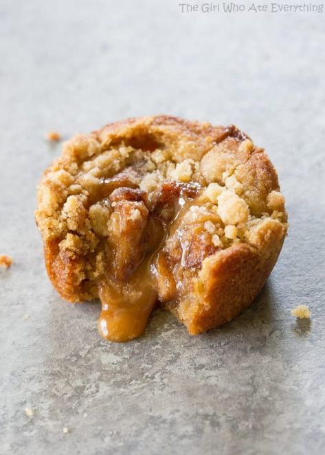 Salted Caramel Apple Cups - so good and the perfect fall dessert. They taste like apple pie bites. the-girl-who-ate-everything.com Apple Cups, Apple Cheesecake Bars, Caramel Apple Cheesecake Bars, Weight Watcher Desserts, Apple Cup, The Girl Who Ate Everything, Apple Pie Bites, Caramel Apple Cheesecake, Pie Bites