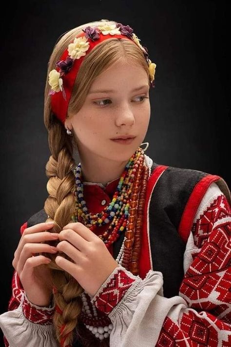 Slavic Clothing, Flower Head Wreaths, Ukrainian Clothing, Ukraine Women, Ukrainian Art, Fashion Photography Inspiration, Folk Fashion, Jewelry Model, Folk Costume