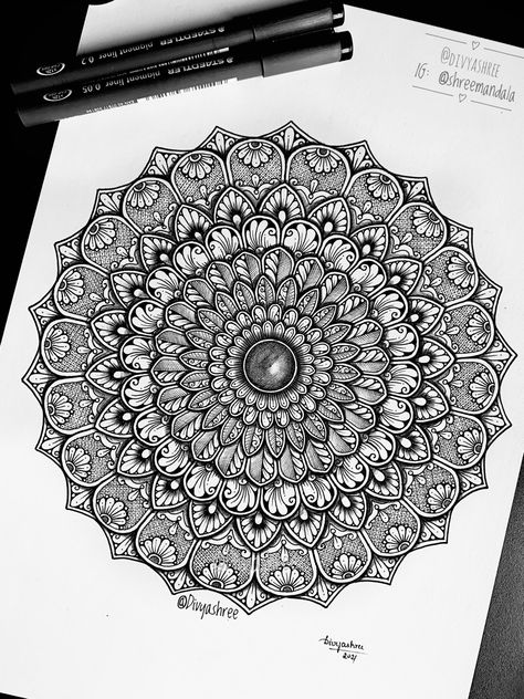 Classic mandala with 3d effect Mandala Reference, Mandala Simple, Mandala Creative, Mandala Sketch, Sunflower Tattoo Sleeve, Diy Mandala, Mandala Book, Art Deco Artists, Easy Mandala