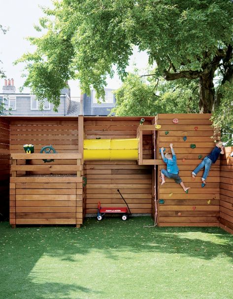 Modern backyard climbing wall - Home Decorating Trends - Homedit Small Yard Kids, Kid Friendly Backyard, Bbq Garden, Playground Landscaping, Backyard Ideas For Small Yards, Small Yard Landscaping, Play Area Backyard, Backyard Kids Play Area, Backyard Swings