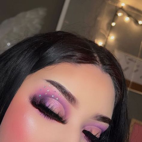 Makeup Ideas With Purple, Purple Looks Makeup, Pink Purple Makeup Looks, Pink Purple Eyeshadow Looks, Purple And Pink Eyeshadow Looks, Lavender Makeup Looks Prom, Quinceanera Makeup Purple, Purple Prom Makeup Looks, Pink And Purple Eyeshadow Looks