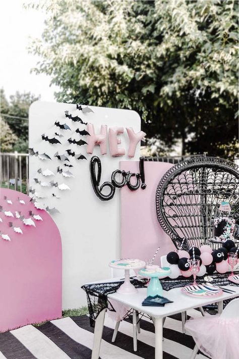 Hey Boo Halloween Party - Pretty My Party - Party Ideas Chic Halloween Party, Hey Boo Halloween, Pink Halloween Decor, Modern Halloween Decor, Postres Halloween, Halloween Themed Birthday Party, Halloween Baby Shower Theme, Halloween Decor Ideas, Modern Halloween