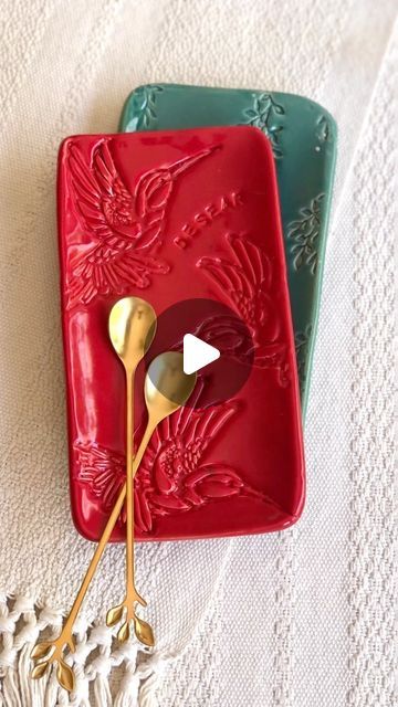 Pulso Ceramica on Instagram: "Bandejas de cerámica artesanales. Edición especial navidad 🎄 Podes personalizarlos con los motivos que prefieras 💫 La arcilla es un material muy plástico lo cual permite que lo estampemos con distintas texturas 💫 Si estás interesada en realizar tu vajilla personalizada consúltanos por nuestros talleres online para principiantes 💫✨ Podes encontrar el kit de sellos de mdf en nuestra página web. Hacemos envíos a todo el país (argentina) ~~~~~~~~~~~~~~~~~ 🎄X-mas Handmade ceramic trays. You can costumize them any way you want. Clay is a plastic material wich allows you to imprint different textures. If you are interested in making your own costumized tableware, contact us for our online beginners classes 💫✨ #ceramica #ceramicaartesanal #platos #pulsoceramica Ceramic Trays, Pottery Glaze, You Are, December 11, Different Textures, If You, You Can, Handmade Ceramic, Plastic Material