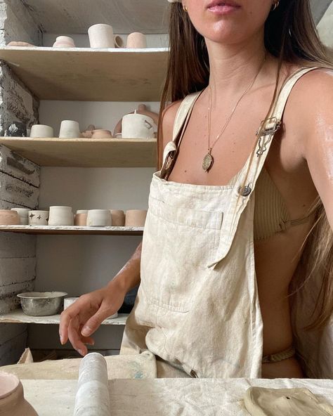 Pottery Girl Aesthetic, Sculpting Aesthetic, Ceramica Aesthetic, Harriet Kilpatrick, Aesthetic Vision Board Pictures, Pottery Aesthetic, Music Studio Room, Girl Artist, Clay Studio